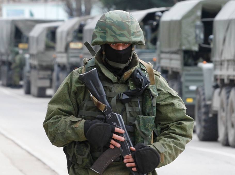 Военнослужащий 42-й дивизии у колонны техники