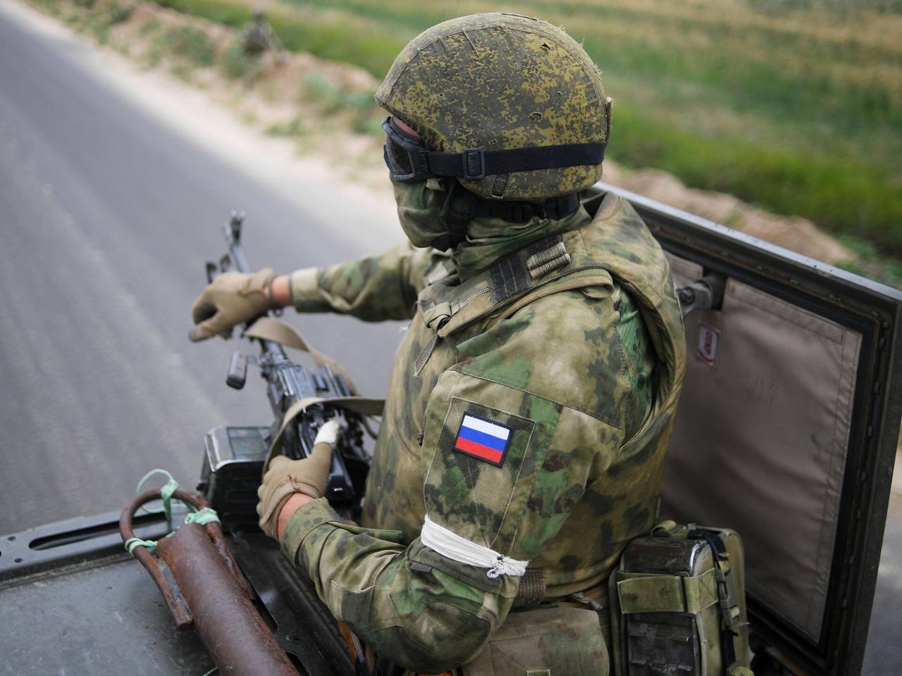 Военнослужащий в кузове автомобиля